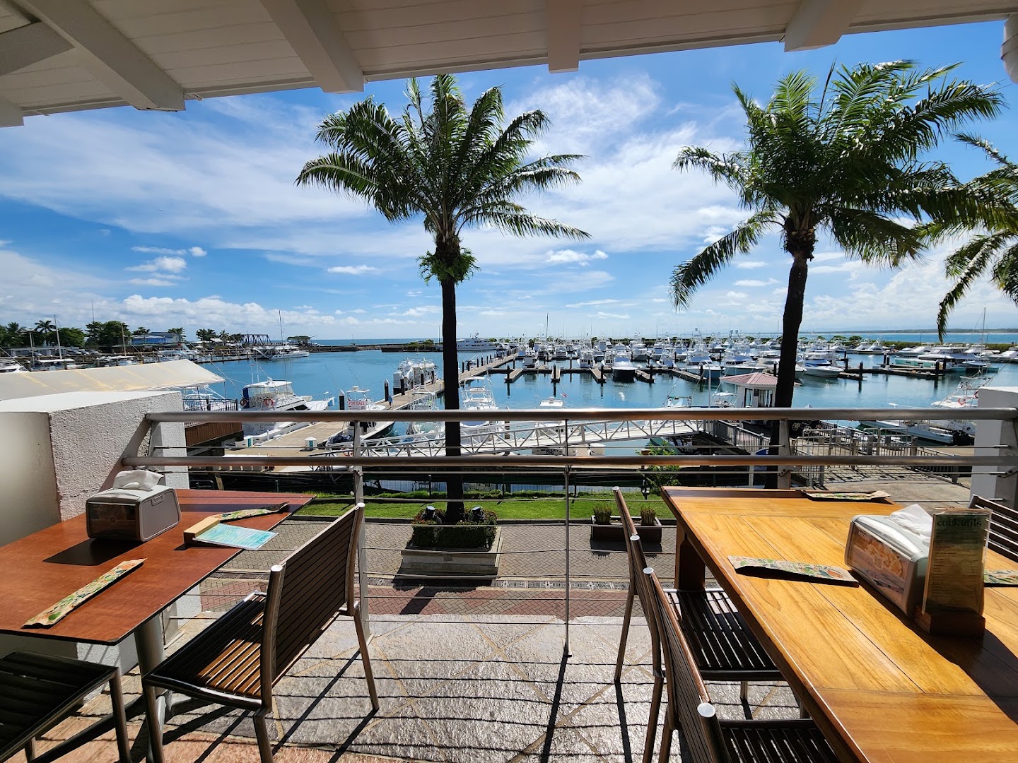 Runaway Grill: beautiful restaurant terrace and view