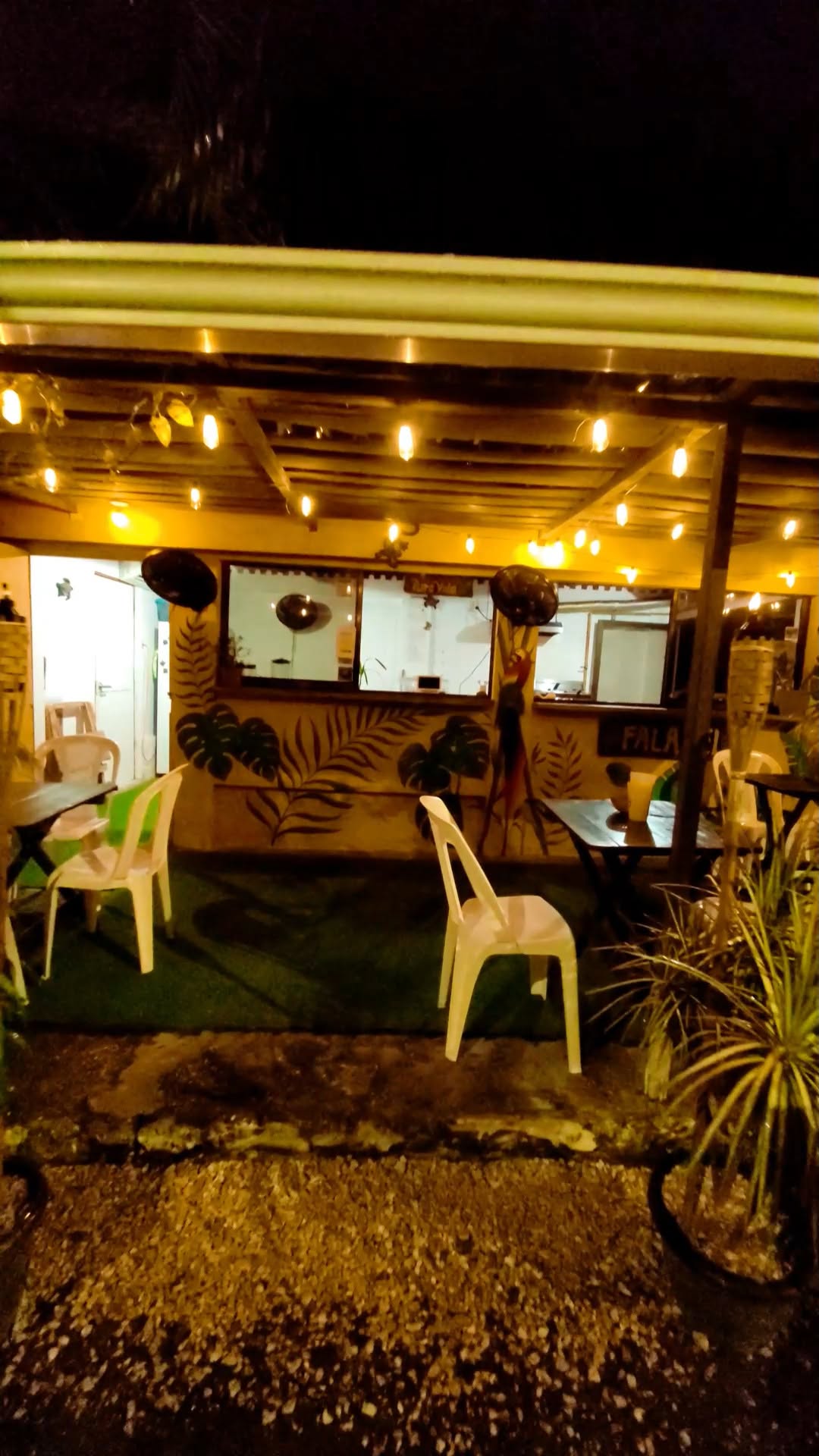 Falafel Café Sámara: inviting evening atmosphere of terrace