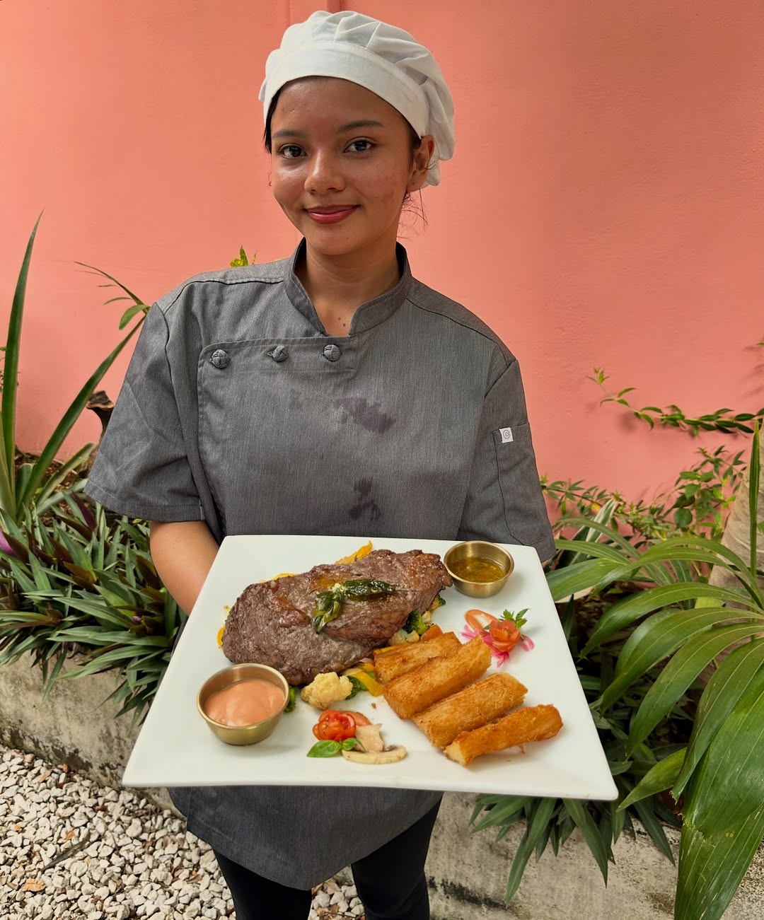 Sámara Brewing Company & Mexican Cocina: professional staff presenting appetizing food