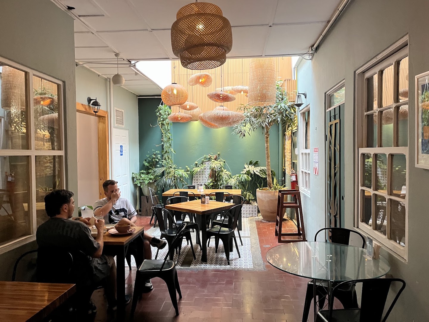Café Otoya Bistró: inviting and well-lit interior atmosphere