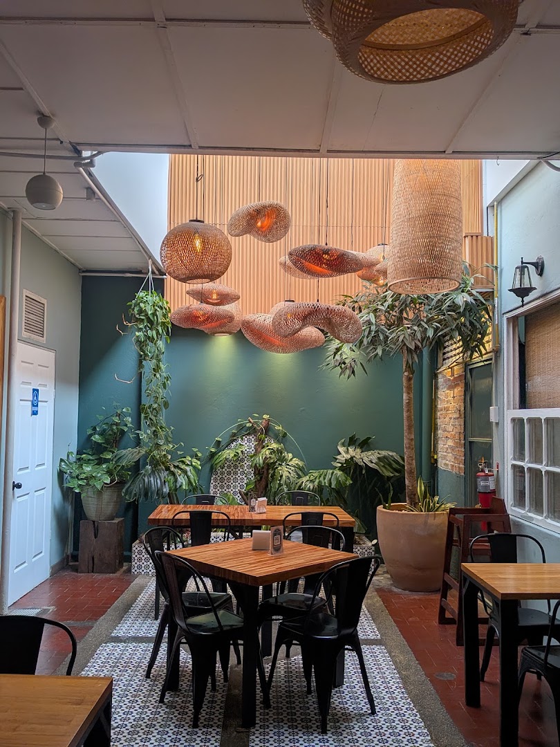 Café Otoya Bistró: attractive and inviting interior space