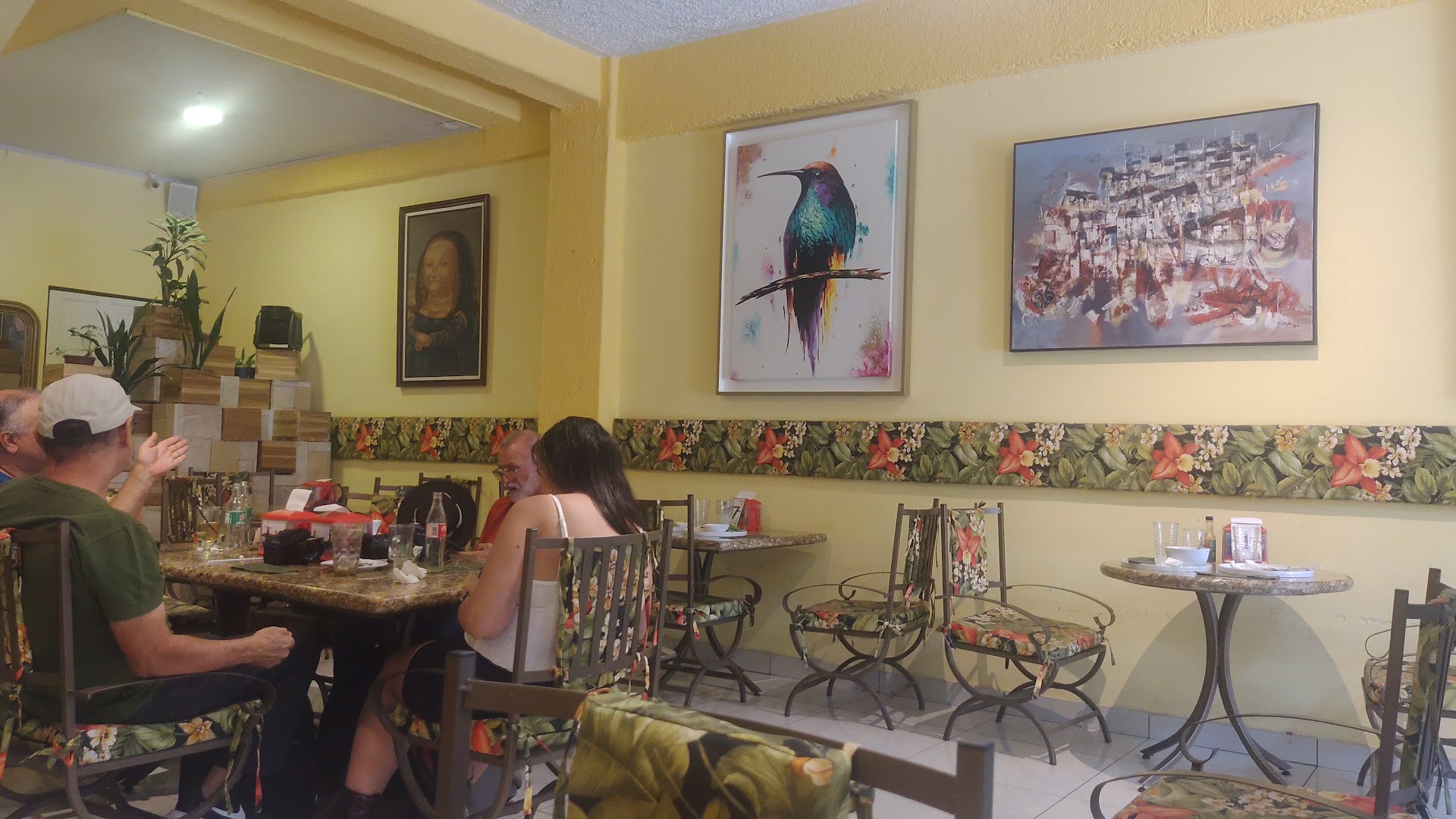 Sphaera Coffee & Bakery: clear view of cafe interior