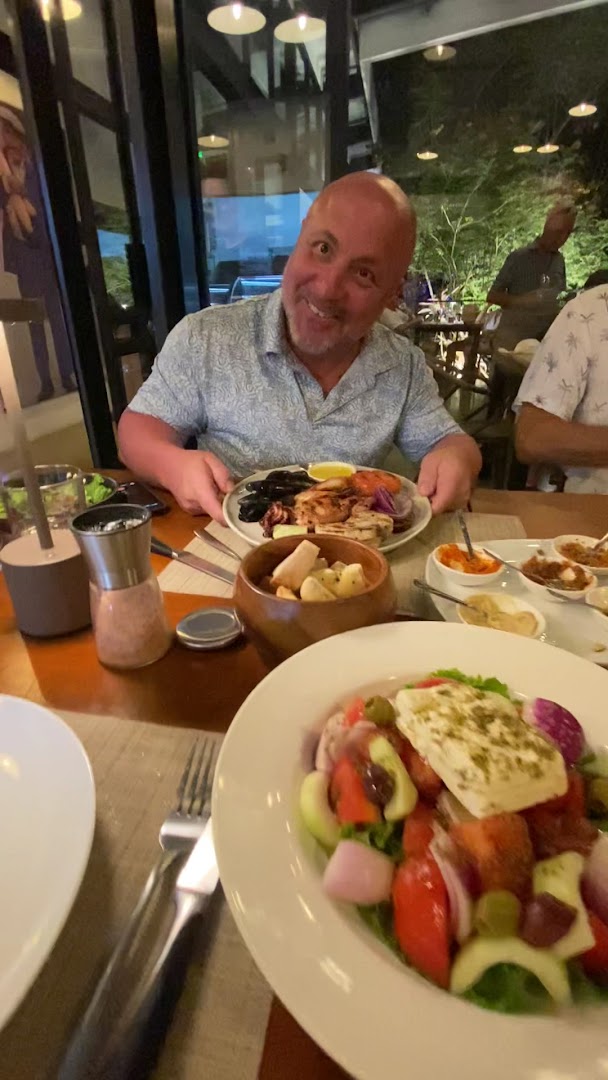 Sofía Mediterráneo: happy customer and food