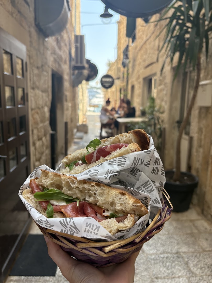 Kinkin: appetizing food in venue setting