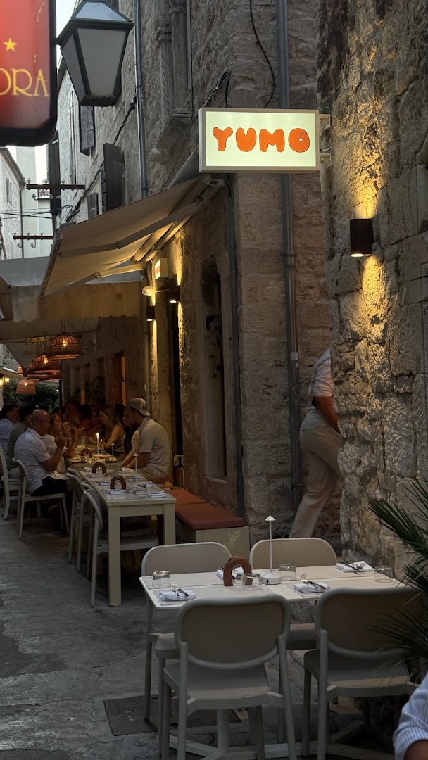 Yumo: inviting atmosphere and clear signage
