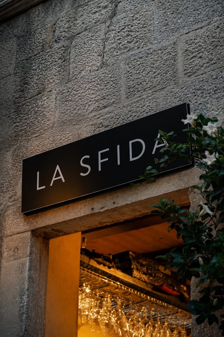 La Sfida: professional and atmospheric venue signage