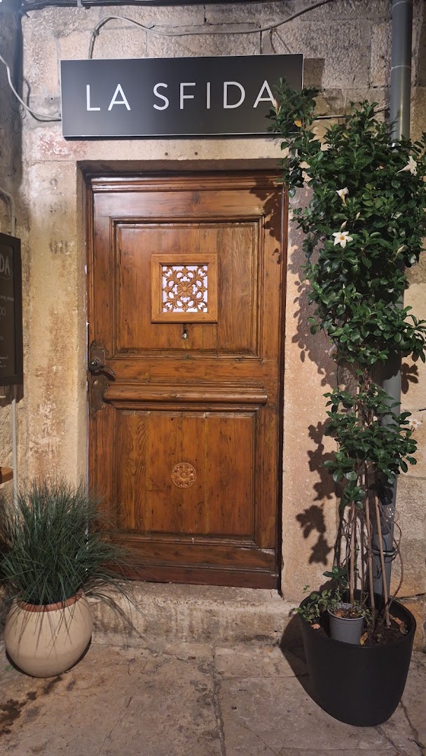 La Sfida: clear, professional shot of entrance