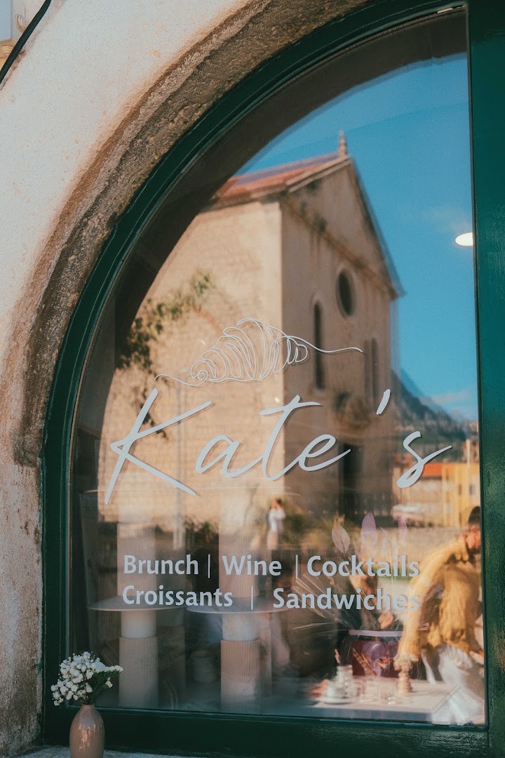 Kate's Bar: attractive storefront with clear branding
