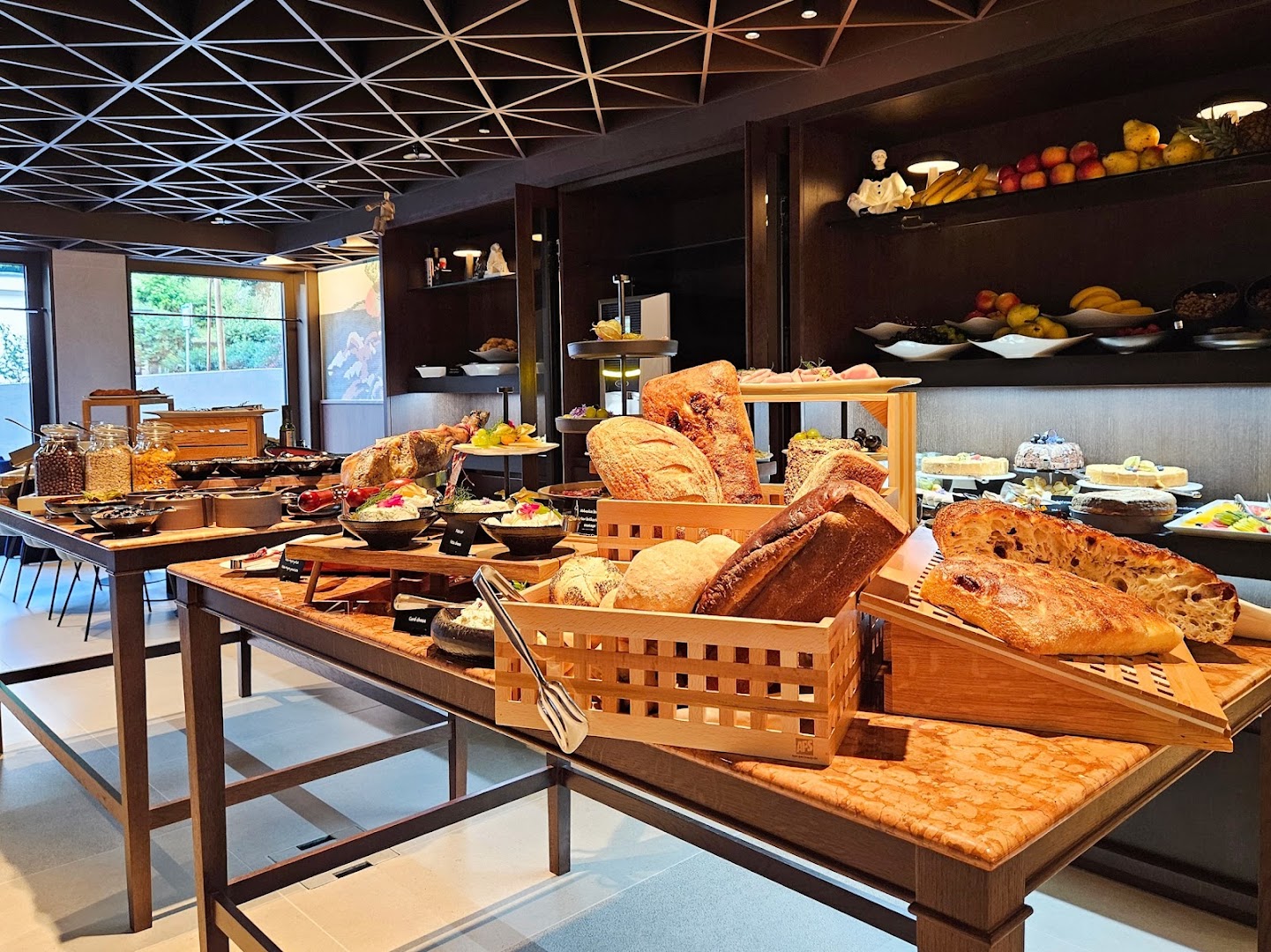 Restaurant Pierrot: appetizing and professional breakfast display