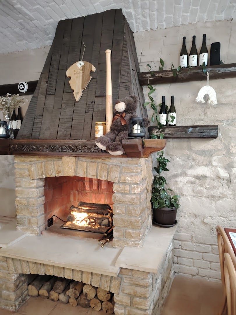 Medin Podrum: cozy atmosphere with fireplace interior