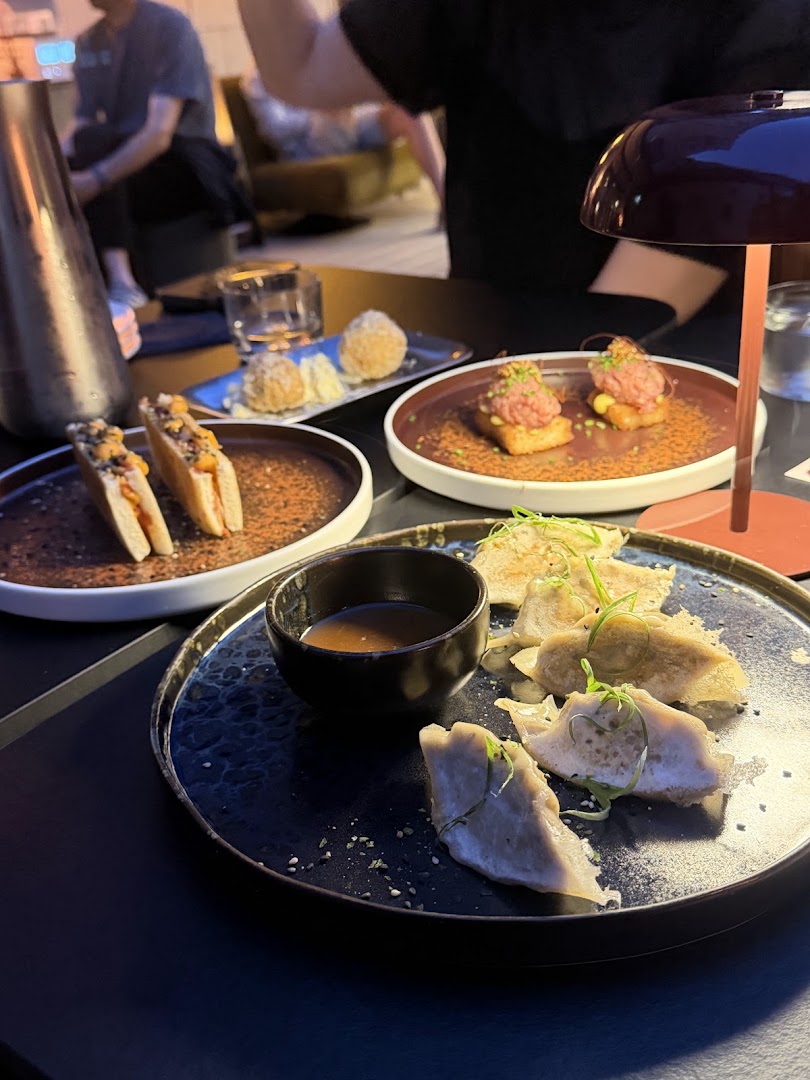 Hidden Jam: appetizing food photography in bar setting