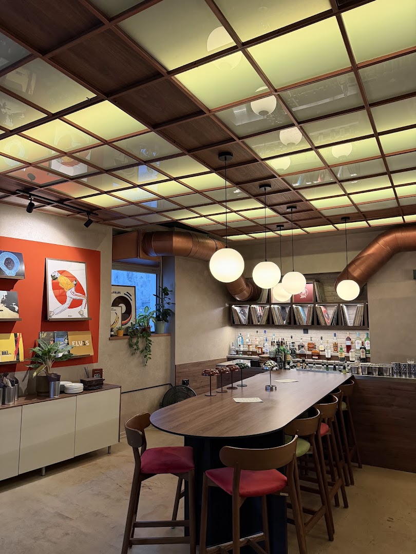 Hidden Jam: attractive, well-lit interior atmosphere