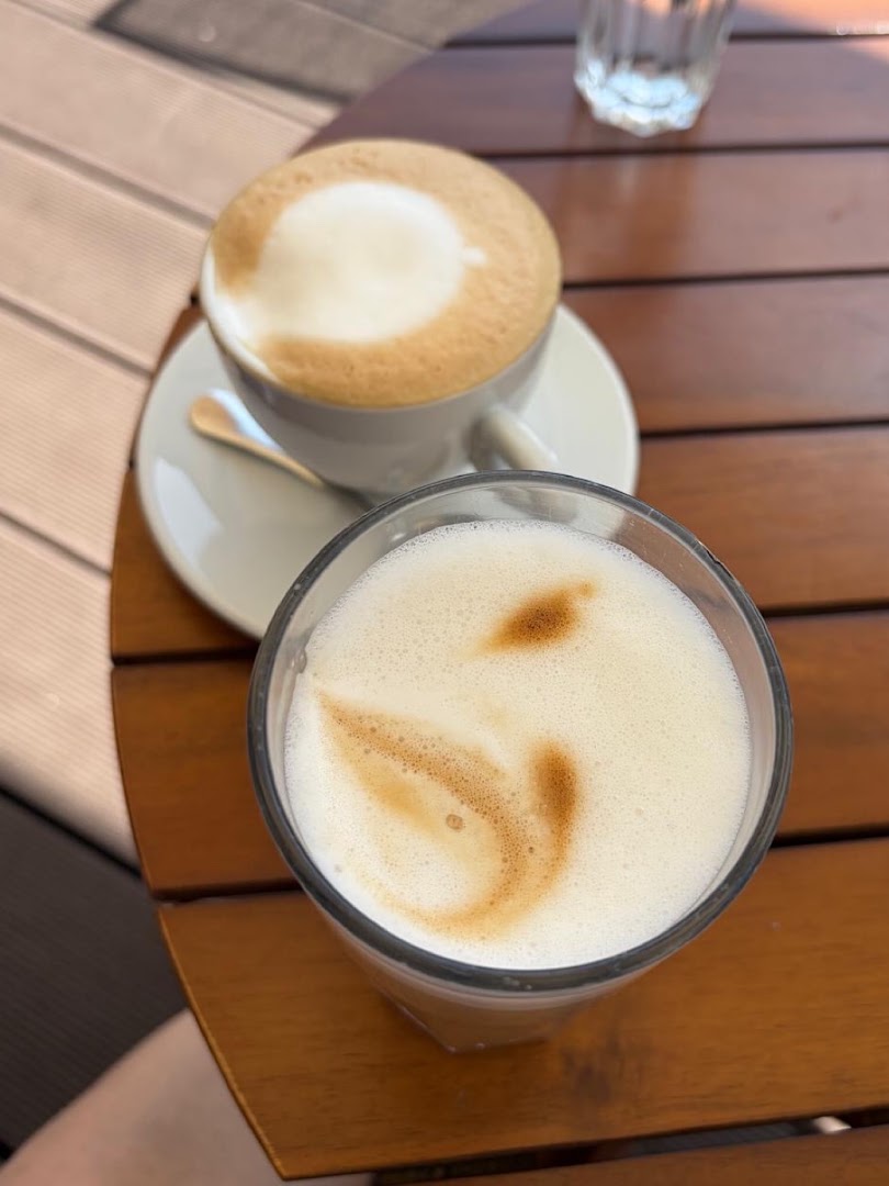 Mon Le Mi: appealing photo of coffee drinks