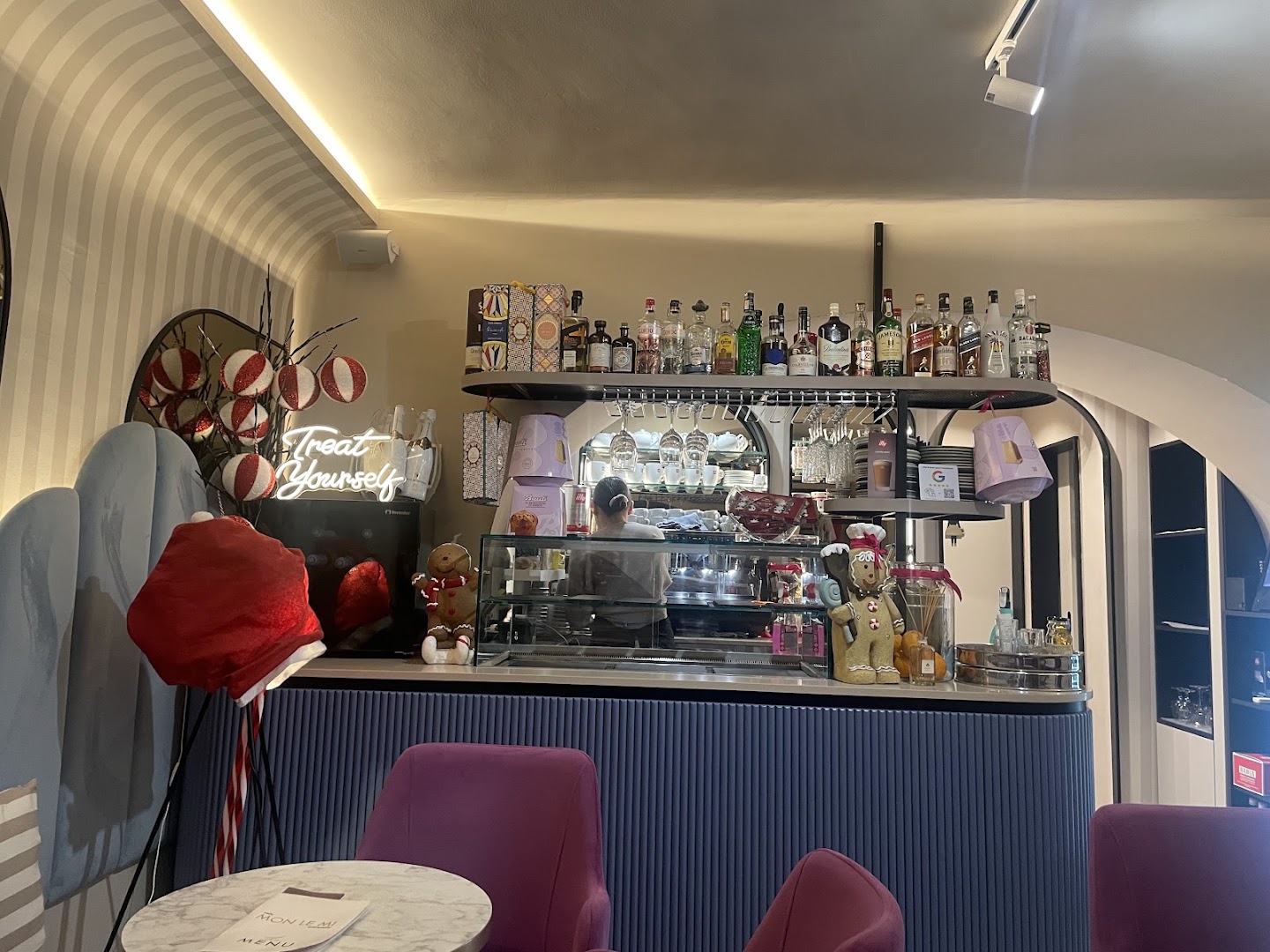 Mon Le Mi: clear view of bar interior