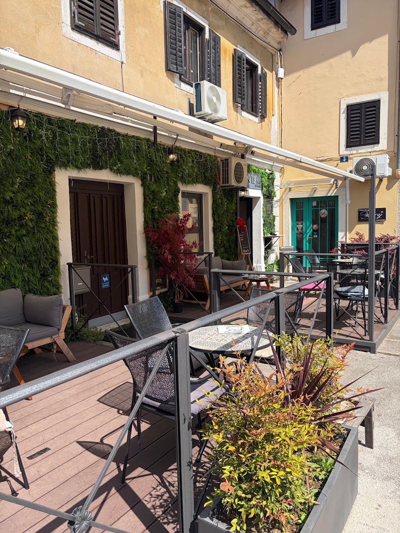 Mon Le Mi: clear photo of venue terrace