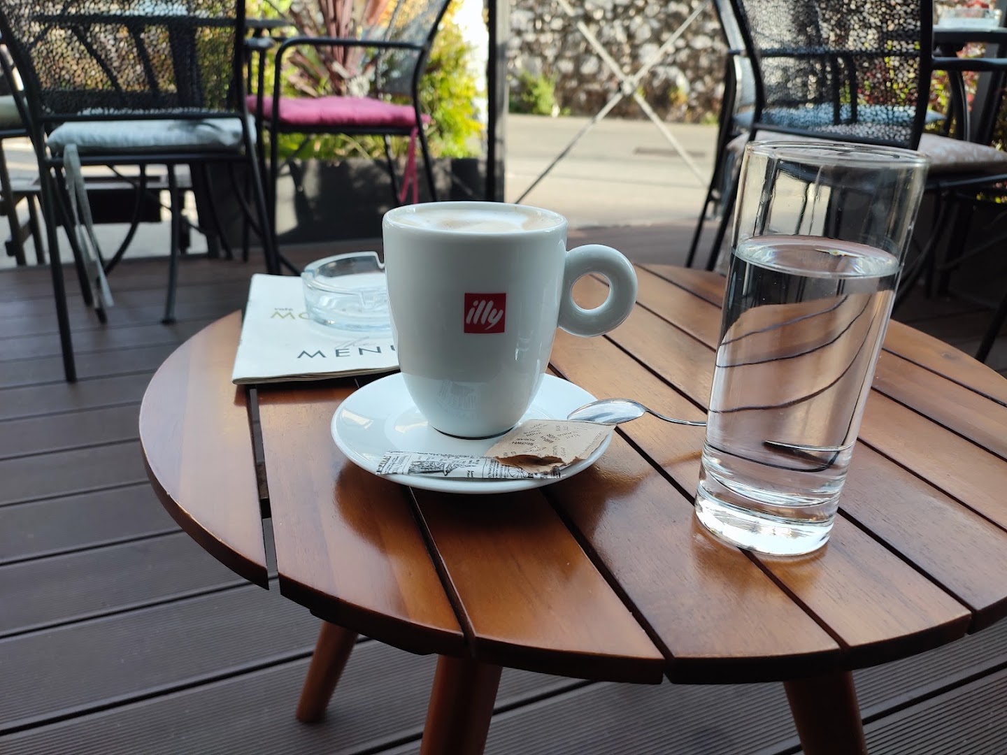 Mon Le Mi: appealing shot of coffee service