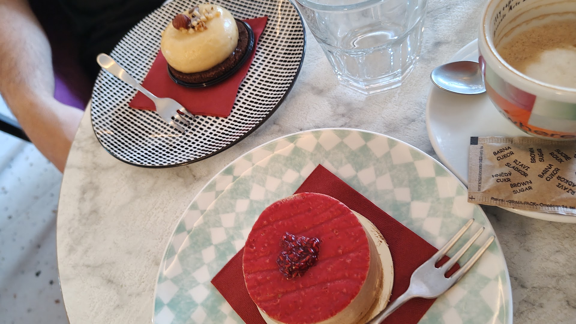 Mon Le Mi: appetizing photo of served desserts