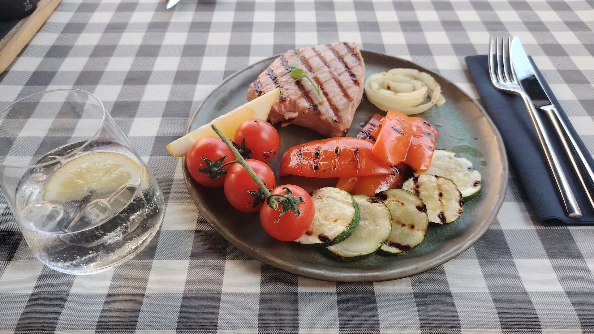 Rue Wine & Dine: appetizing, high-quality food photography