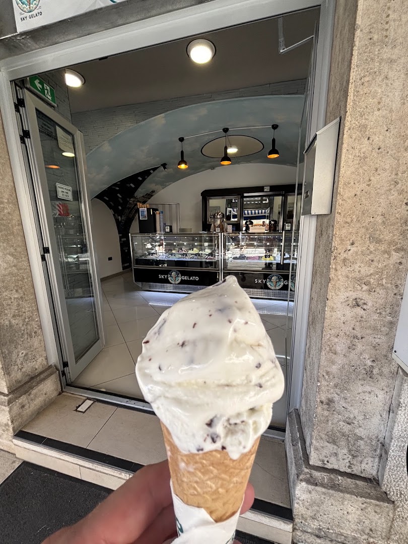 Sky Gelato: appetizing product and clear storefront