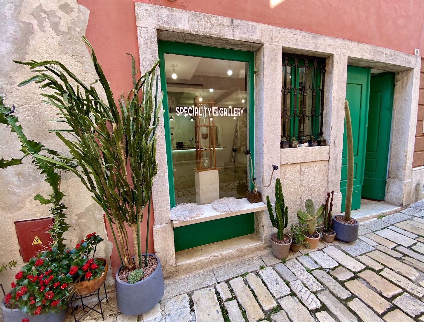 TUNI Gallery: attractive and clear exterior shot