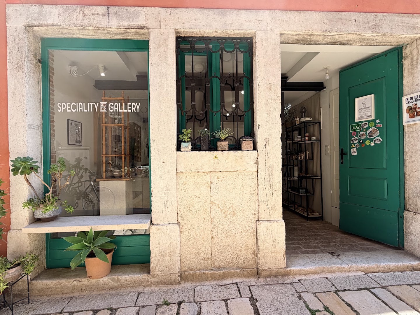 TUNI Gallery: clear, inviting storefront photo