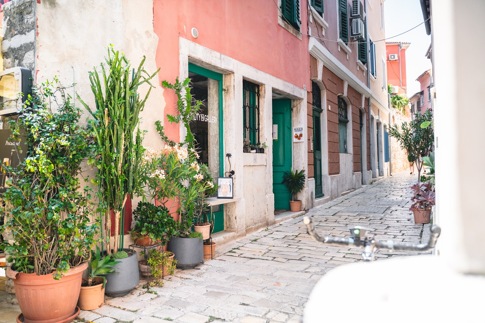 TUNI Gallery: attractive exterior shot of venue
