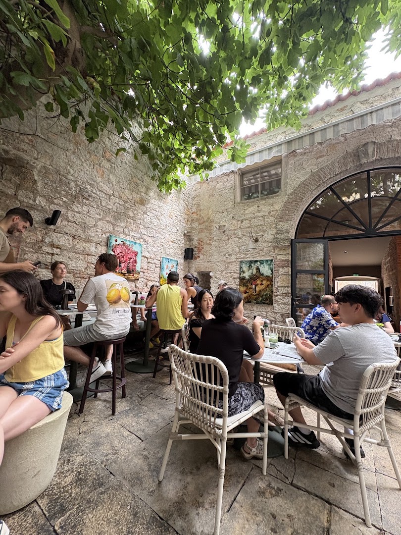 Twin Figs: inviting atmosphere and venue interior