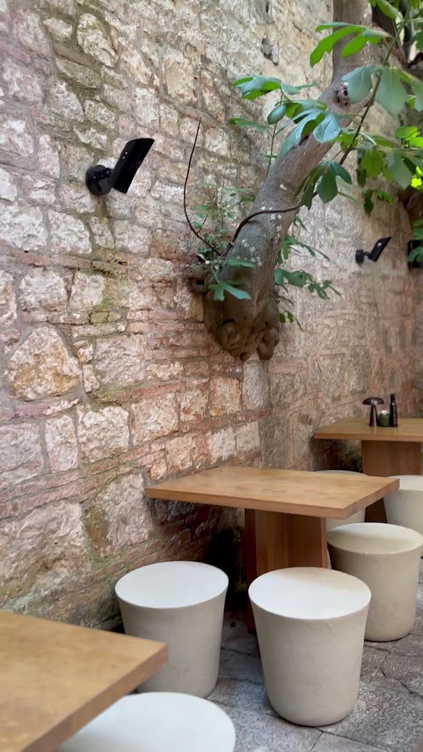 Twin Figs: attractive and atmospheric outdoor seating