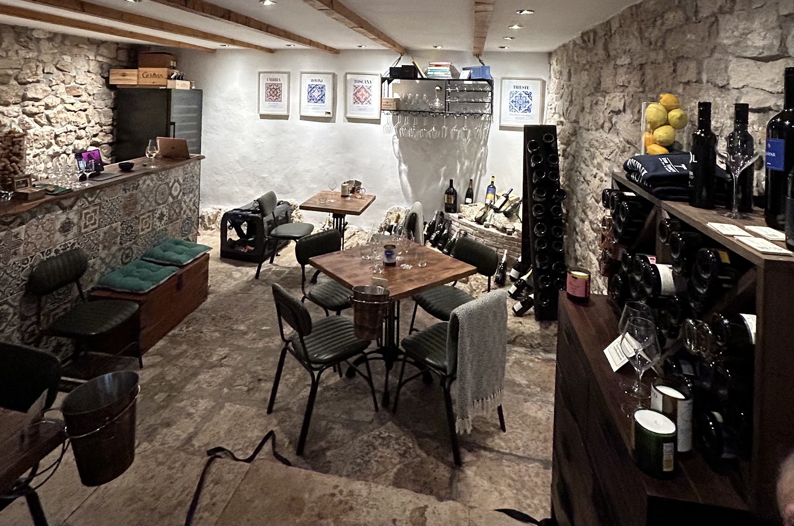 Vino Vigneto: inviting and clear venue interior