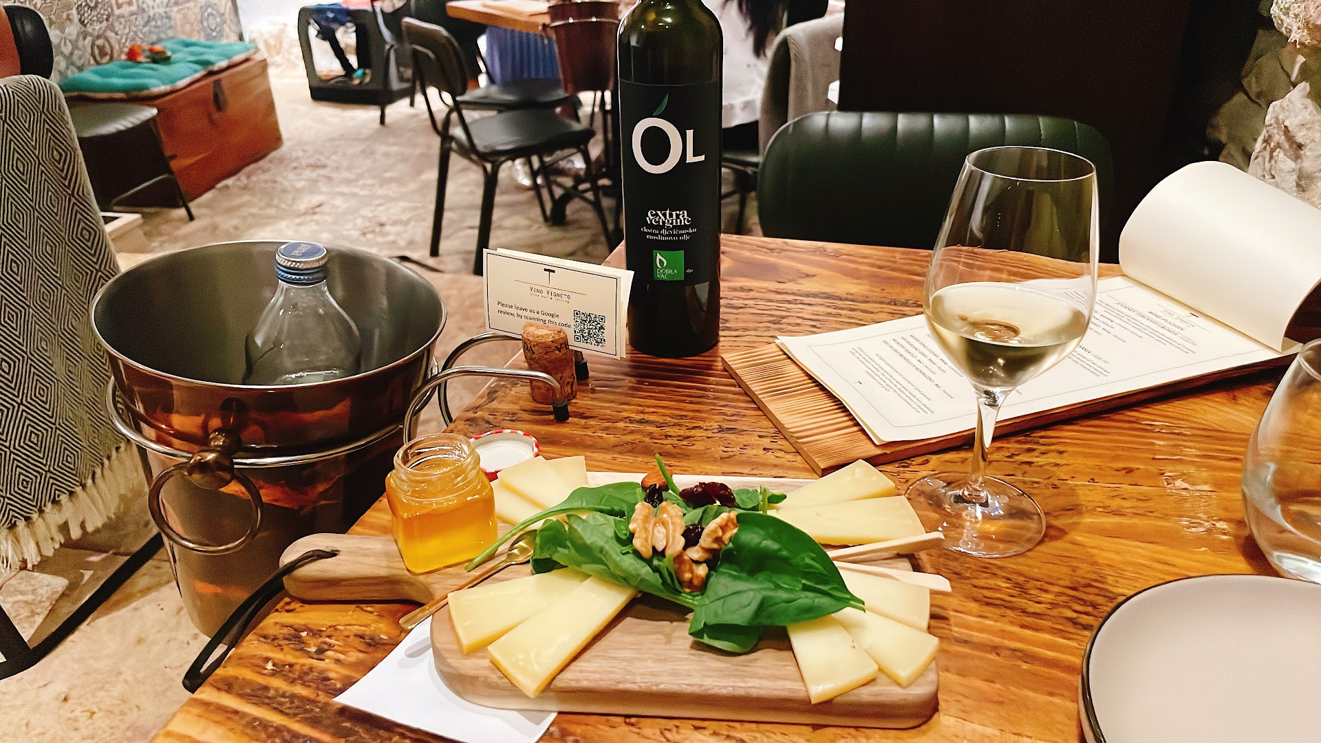Vino Vigneto: appetizing food and drink presentation