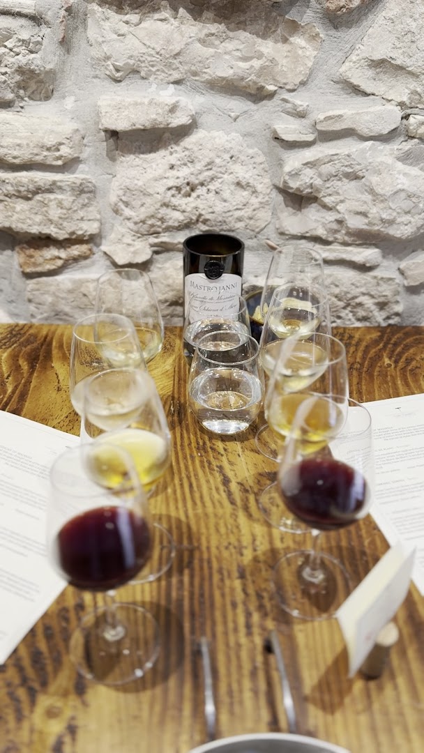 Vino Vigneto: appealing wine tasting flight photo