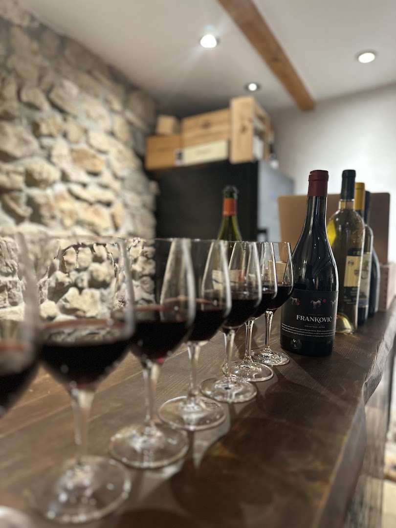Vino Vigneto: inviting wine tasting atmosphere