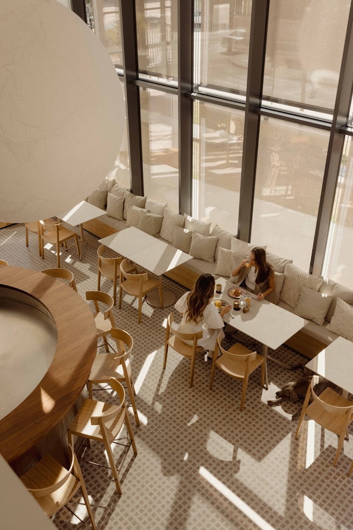 Allora: professional, inviting atmosphere and composition