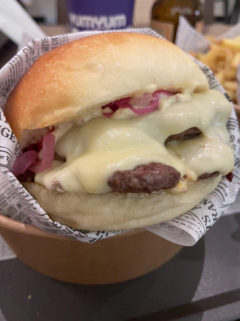 Yum Yum Burger Bar: appetizing, high-quality food photo