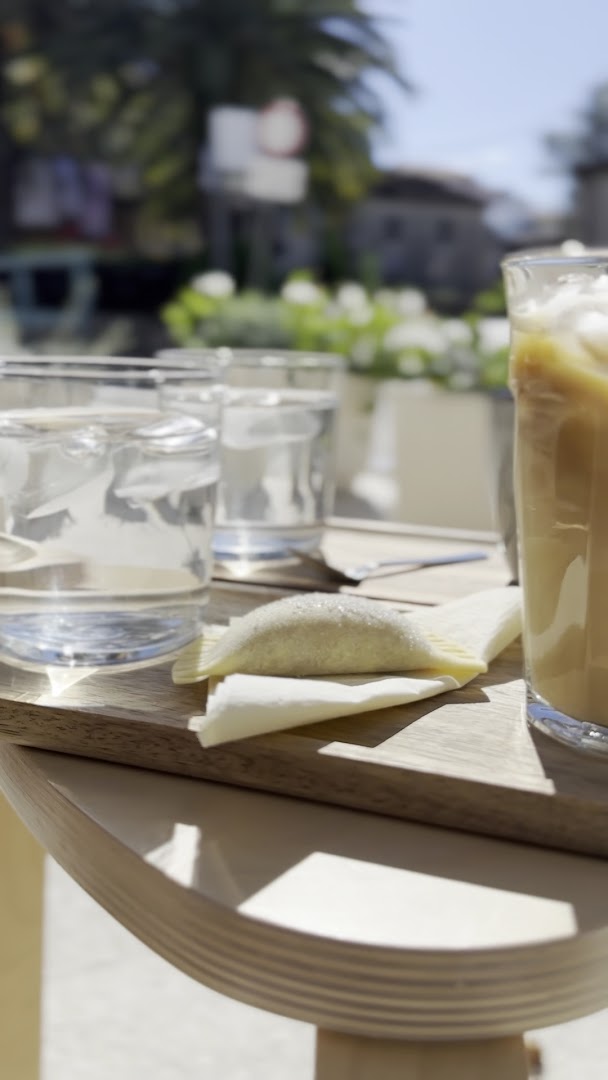 Agape Specialty Coffee: appealing breakfast setting and drinks