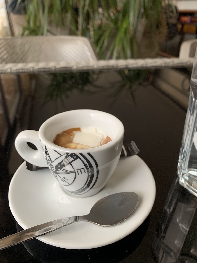 Baketina: appealing photo of served coffee
