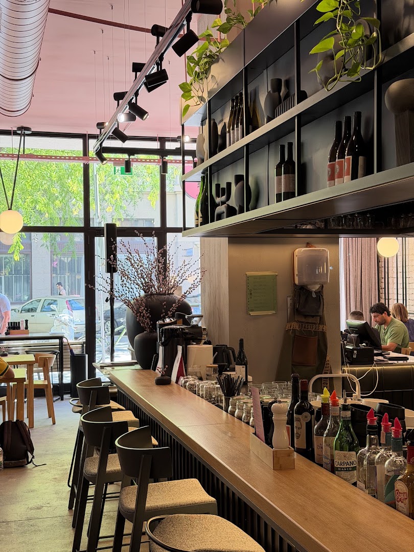 Cynic: high quality interior bar shot