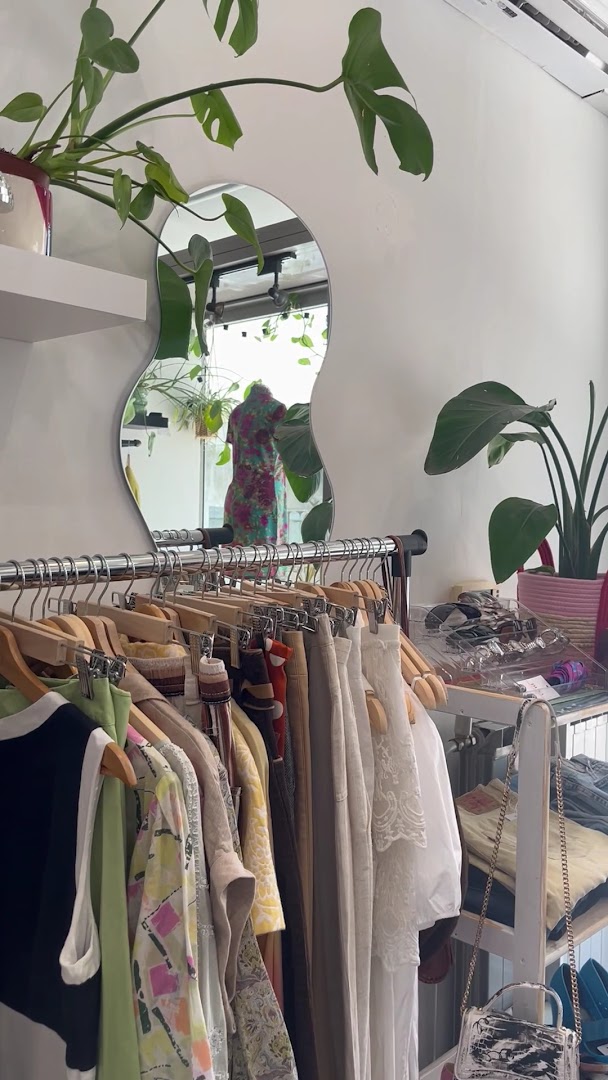 DUŠA vintage & second hand shop: attractive shop interior and display