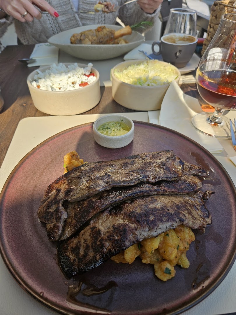 Dvije lipe: appetizing photo of restaurant food