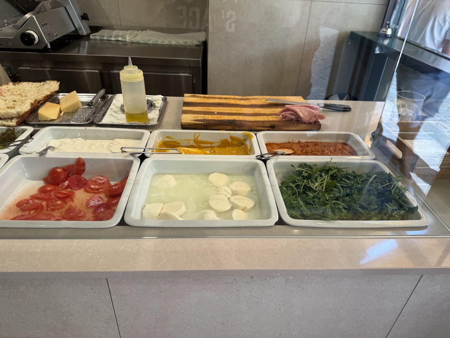 Focaccina: clear display of fresh ingredients