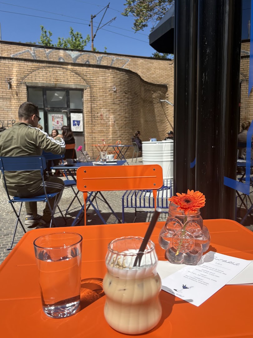 Furt caffe bar: inviting terrace atmosphere and drinks