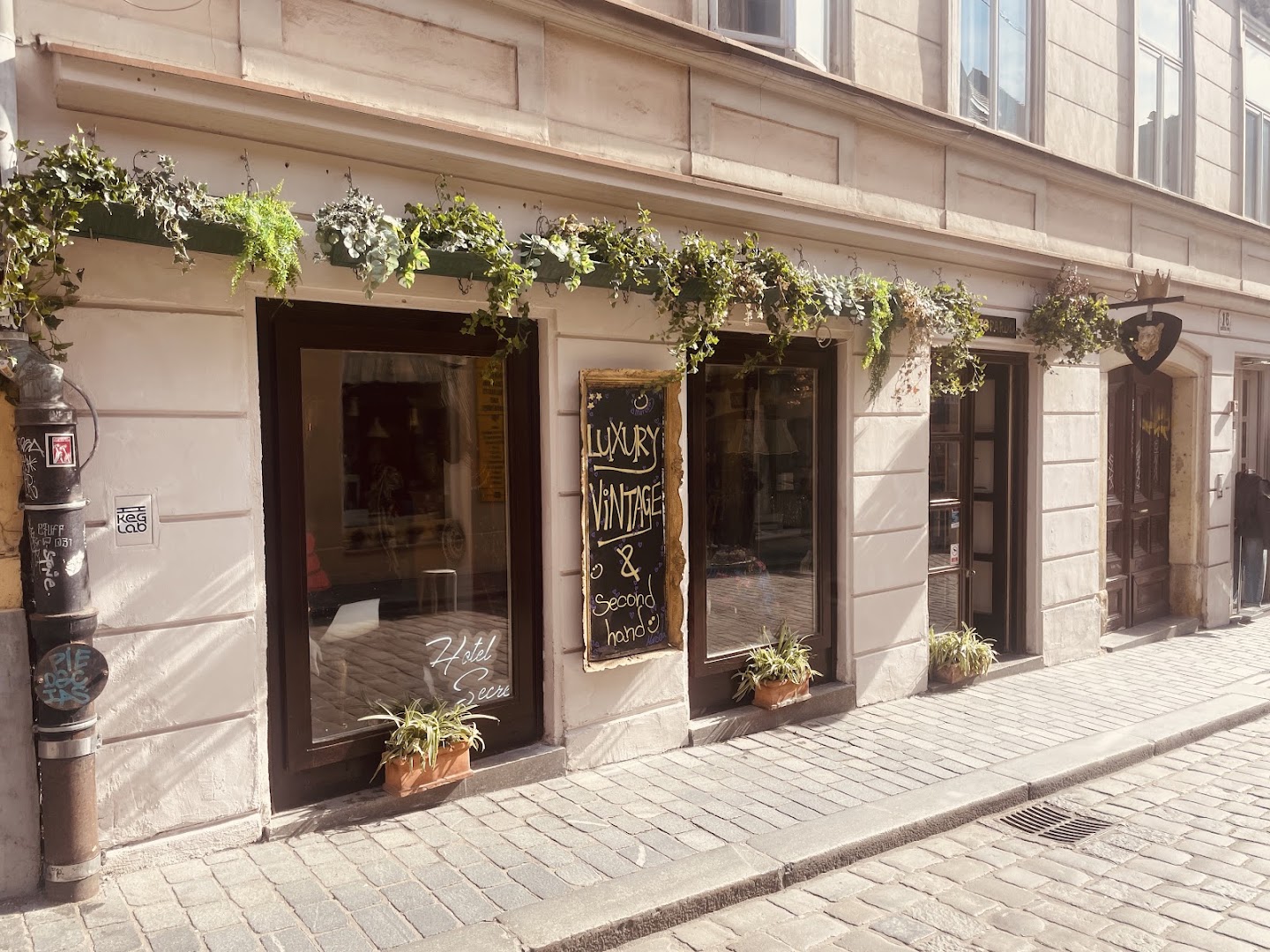 Gattopardo: clear storefront photo showing shop