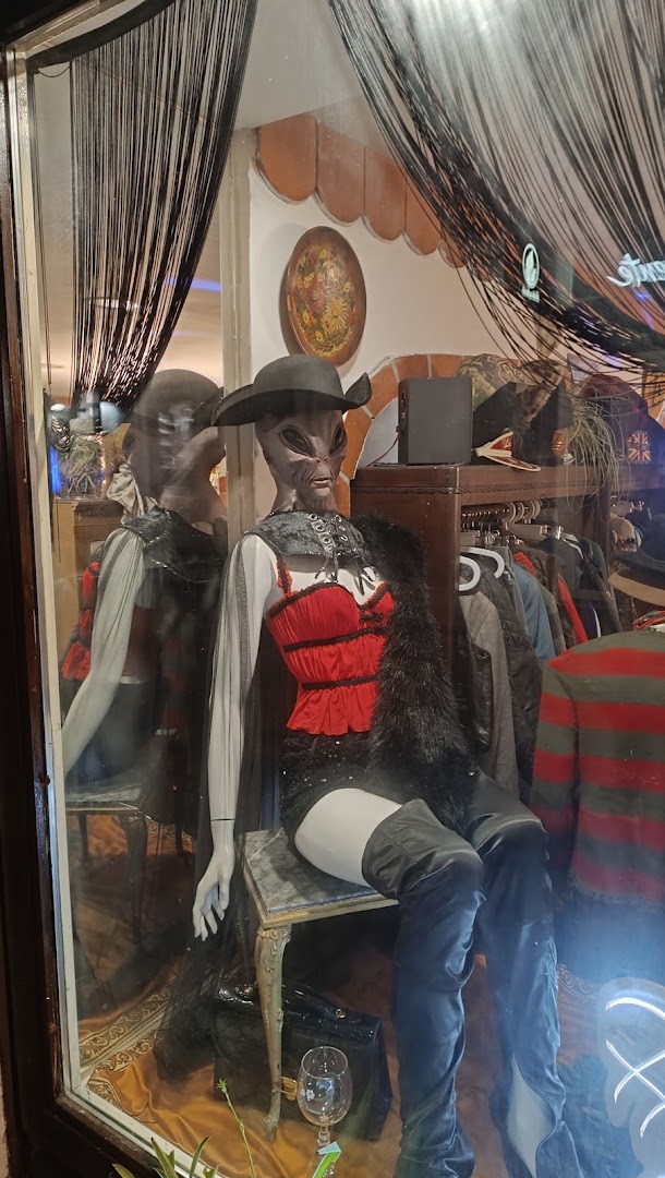 Gattopardo: clear display of shop merchandise