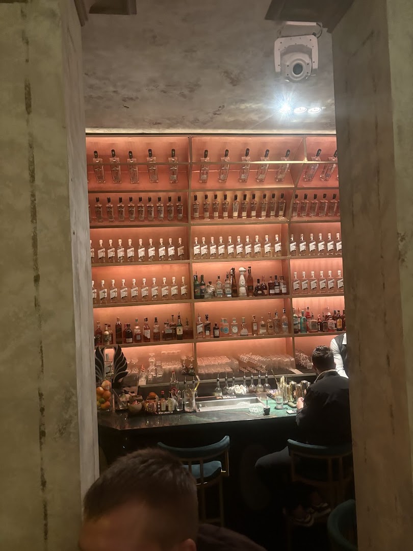 Jackie Brown: clear view of bar atmosphere