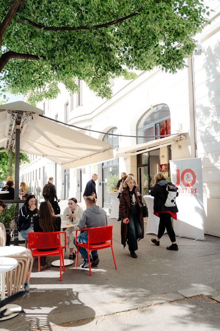 Jo & the Sisters: inviting terrace atmosphere and branding