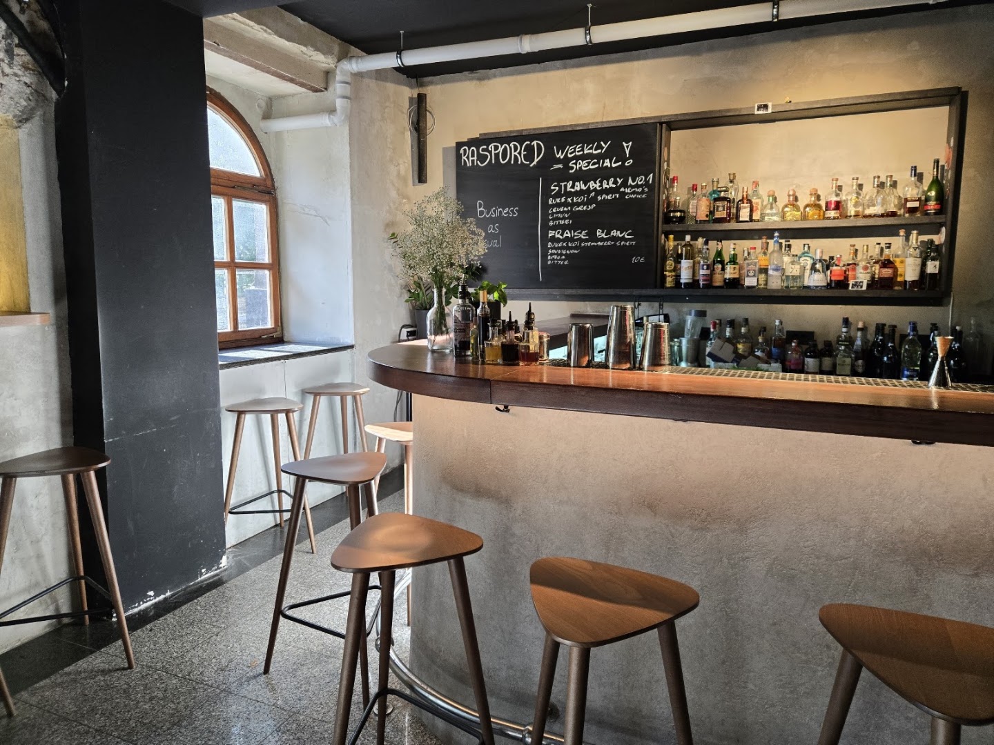 KOI: clear, inviting bar interior shot