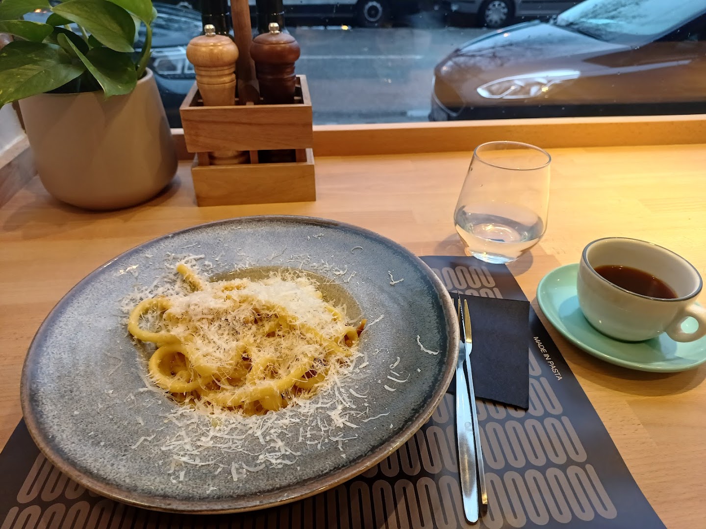 Made in Pasta: appetizing food photo in setting