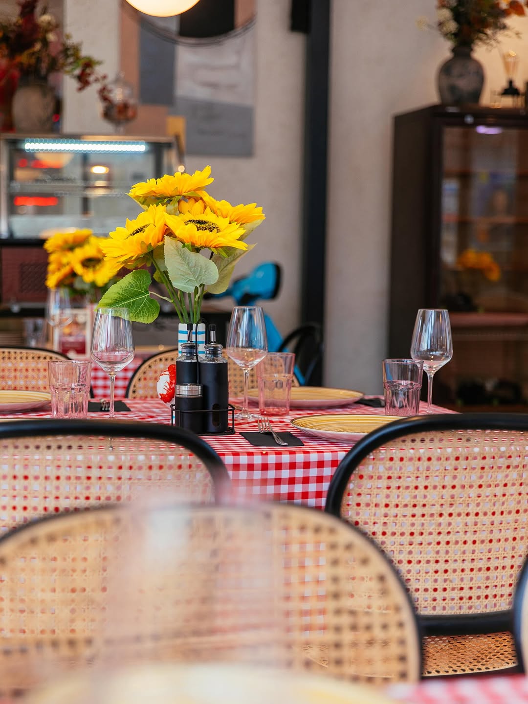 Mamma Mia: inviting restaurant interior atmosphere