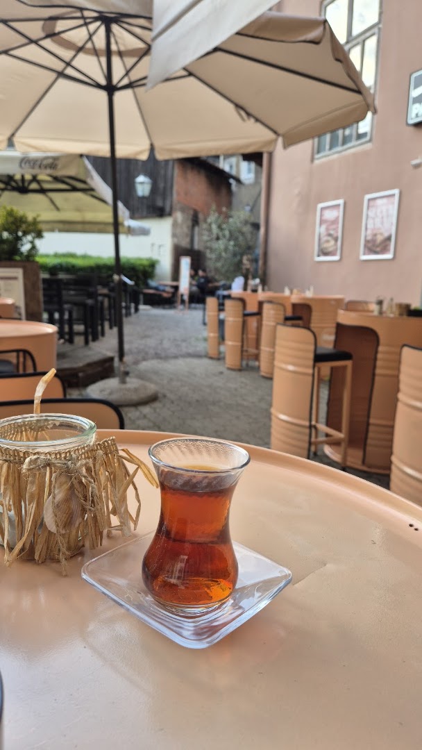 Manti: inviting terrace atmosphere with tea