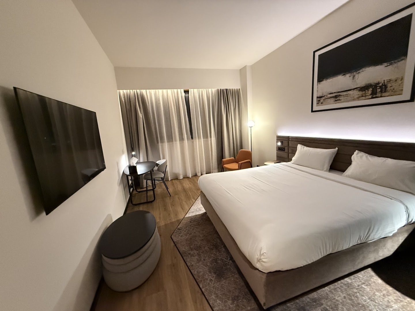 Novotel Zagreb: professional hotel room interior photo